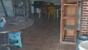 CASA EN VENTA  CON 9 CUARTOS INDEPENDIENTES PARA RENTAR .