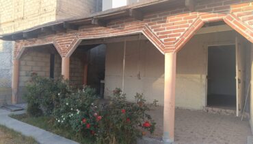 CASA EN VENTA  CON 9 CUARTOS INDEPENDIENTES PARA RENTAR .