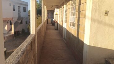 CASA EN VENTA  CON 9 CUARTOS INDEPENDIENTES PARA RENTAR .