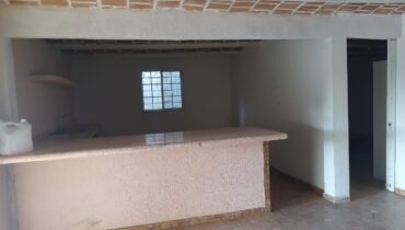 CASA EN VENTA  CON 9 CUARTOS INDEPENDIENTES PARA RENTAR .