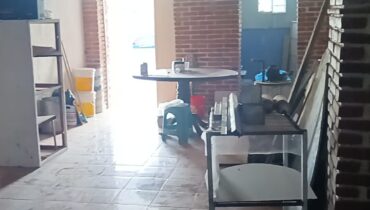 CASA EN VENTA  CON 9 CUARTOS INDEPENDIENTES PARA RENTAR .