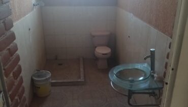 CASA EN VENTA  CON 9 CUARTOS INDEPENDIENTES PARA RENTAR .