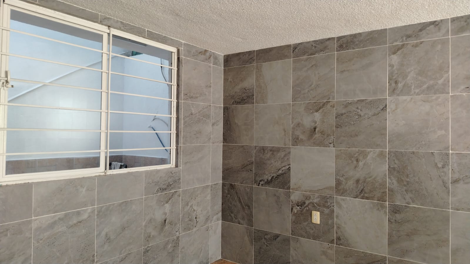 CASA EN VENTA  DENTRO DE PRIVADA EN  BELLAVISTA C. IZCALLI